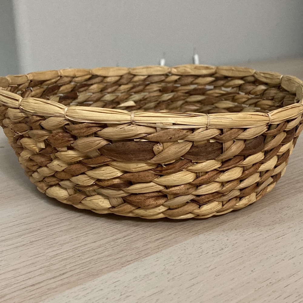 Circular basket, woven circle basket, casserole holder, 9” x 3” round casserole